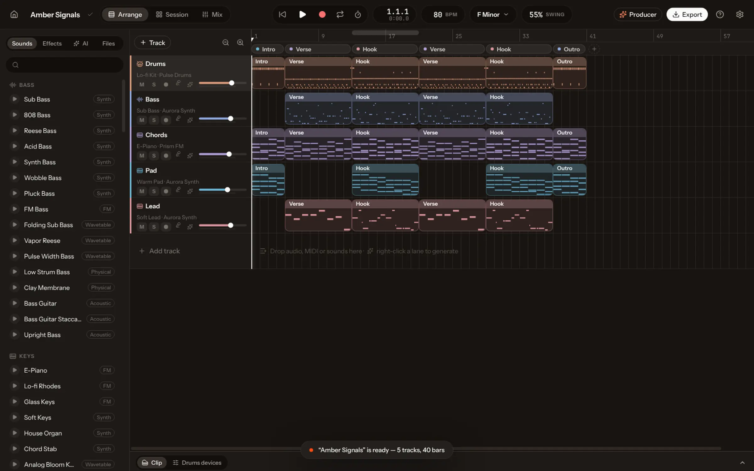 Ein Song in der Arrangement-Ansicht, dann derselbe Song als Clips und Szenen in der Session-Ansicht, eine Szene gestartet